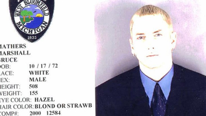 Eminem: El rapero fue arrestado dos veces en 2000 por posesión de armas.