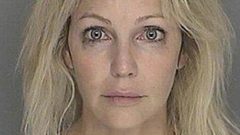 Heather Locklear: La actriz fue arrestada en 2008 por conducir bajo los efectos de una sustancia controlada en California. En 2010 fue arrestada de nuevo por presuntamente chocar y huir de la escena.