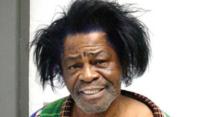 James Brown: El legendario intérprete tuvo varios encuentros con la policía y hasta cumplió tiempo en la cárcel. Uno de estos episodios fue en 1988, cuando fue arrestado por maltrato a su mujer y consumo de drogas.