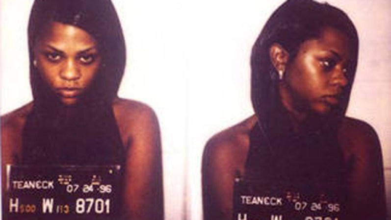 Lil’ Kim: En 2005, la extravagante rapera sirvió un año en prisión por mentir a un jurado federal acerca de la participación de unas amistades en una balacera de 2001.