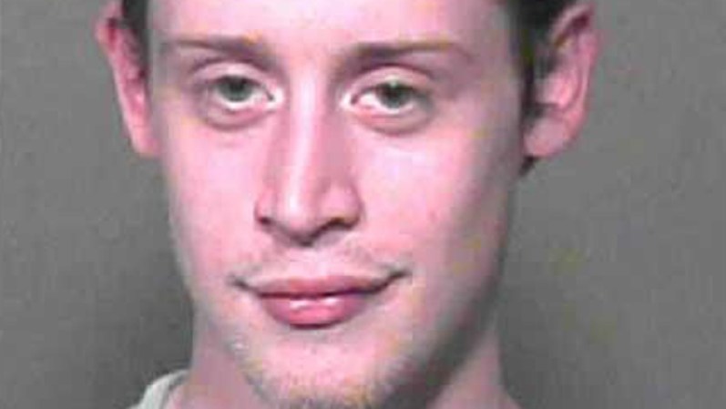 Macaulay Culkin: El actor de “Home Alone” fue arrestado en 2004 por posesión de marihuana y fármacos controlados.