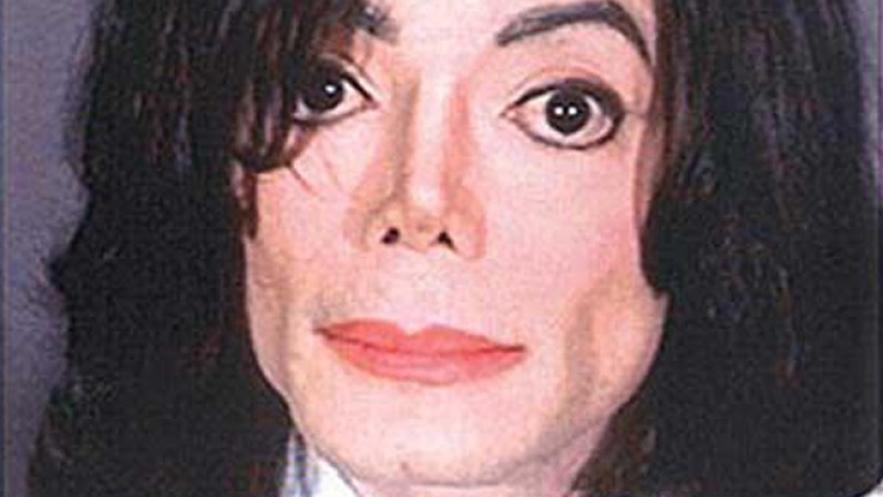 Michael Jackson: Arrestado el 20 de noviembre de 2003 en Santa Bárbara por presuntamente haber abusado de un niño de 14 años. Salió en libertad en menos de una hora tras prestar una fianza de $3 millones.