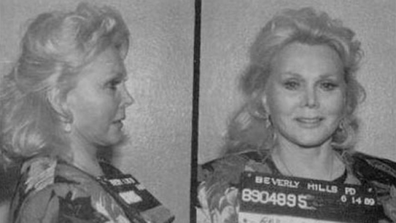 Zsa Zsa Gabor: La actriz fue arrestada tras darle una cachetada a un policía en medio de una parada rutinaria de tráfico. Pasó tres días en la cárcel.