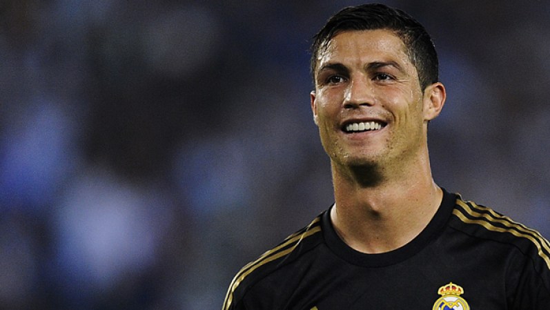 Cristiano Ronaldo: $38 millones. El futbolista portugués es uno de los atletas con mayor popularidad en Facebook, con más de 35 millones de fanáticos, una de las razones por las cuales es tan atractivo para patrocinadores como Nike, Armani y Coca-Cola.