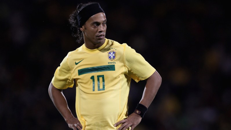 Ronaldinho: $24 millones. El dos veces jugador del año de la FIFA tiene un contrato con el club brasileño Flamengo hasta 2014, luego de dos temporadas con el AC Milán. Tendrá 34 años cuando la Copa Mundial se celebre ese mismo año en su patria, Brasil.