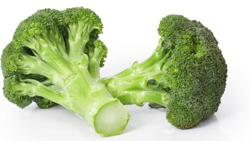 3) Brócoli (crudo o ligeramente cocido):<br /><br /><br />Contiene antioxidantes, como la vitamina C, y es una buena fuente de ácido fólico, cuyo consumo es beneficioso para prevenir enfermedades del corazón. Además, contiene luteína, capaz de retrasar la progresión de la degeneración macular relacionada con la edad.