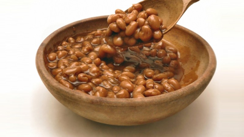 10) Frijoles al horno:<br /><br />La alubia es fuente de proteína, fibra, hierro y calcio. La fibra insoluble de las habas cocidas al horno no se digiere, pero se mueve en el intestino grueso, donde las bacterias actúan sobre ella y producen ácidos grasos que nutren el revestimiento del colon y lo protegen de carcinógenos.