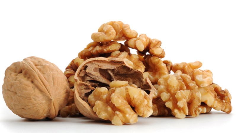5) Nueces:<br />Todos los frutos secos están llenos de vitaminas esenciales, minerales y fibra. Estudios recientes sugieren que comer un puñado de nueces cuatro veces por semana puede ayudar a reducir las enfermedades del corazón y los antojos de alimentos.<br /><br />Las nueces de Brasil son una de las pocas fuentes de selenio que pueden ayudar a proteger contra el cáncer, la depresión y el mal de Alzheimer.