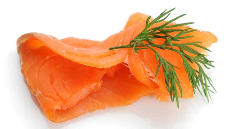 7) Salmón:<br /><br /><br />Todo el pescado es fuente de proteínas, vitaminas y minerales, pero los pescados grasos como el salmón contienen grasas omega 3 que reducen la coagulación de la sangre y la inflamación. Comer pescado graso disminuye el riesgo de sufrir un ataque cardíaco, incluso en los adultos mayores. Las grasas omega 3 ayudan a evitar la depresión y proteger contra la aparición de la demencia.