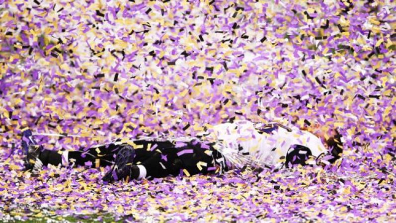 Morgan Cox celebra la victoria por 34-31 en medio de una lluvia de papeles y euforia.