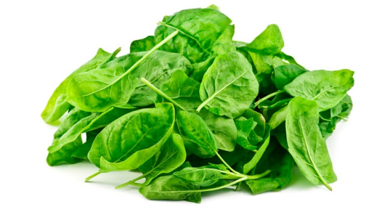 Espinaca. Es una de las verduras que más retiene estas sustancias en su superficie.