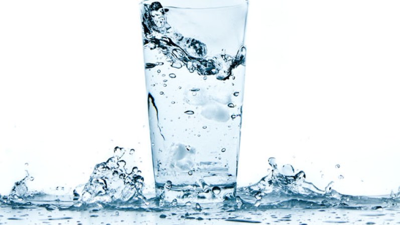 Agua: bebida en suficiente cantidad, te mantiene hidratada, y protege tu piel del envejecimiento y la descamación.