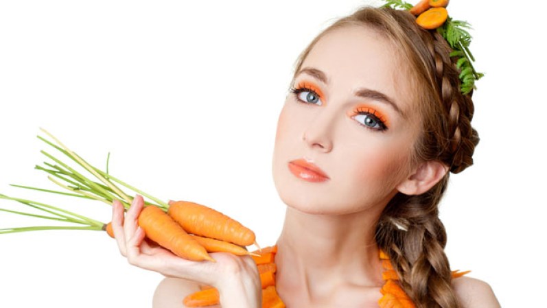 ¿Quieres llegar con un color envidiable al verano? Lo que necesitas no es tomar mucho sol sino alimentarte bien para acelerar el bronceado.
