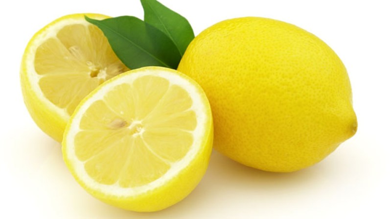 Limón: contiene mucha vitamina C, que ayuda a fijar el hierro, algo importante para evitar volver a la palidez.