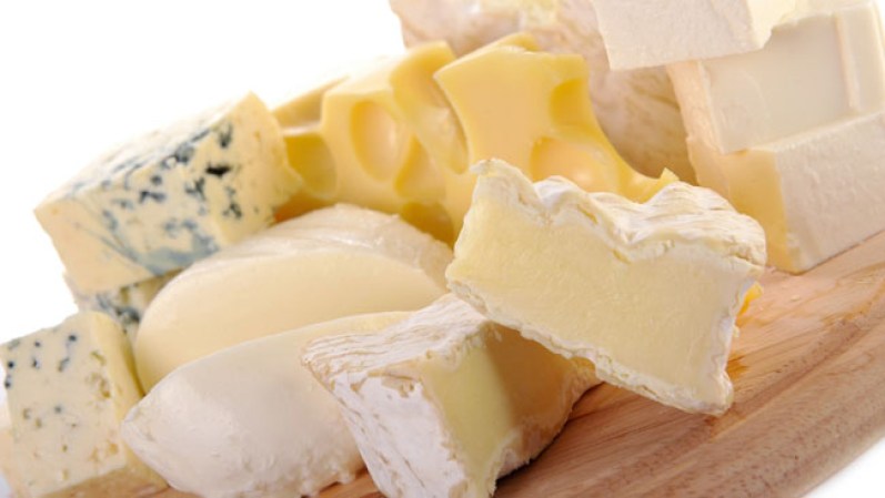 Queso: el calcio contenido en los quesos blancos ayuda a acelerar el bronceado.
