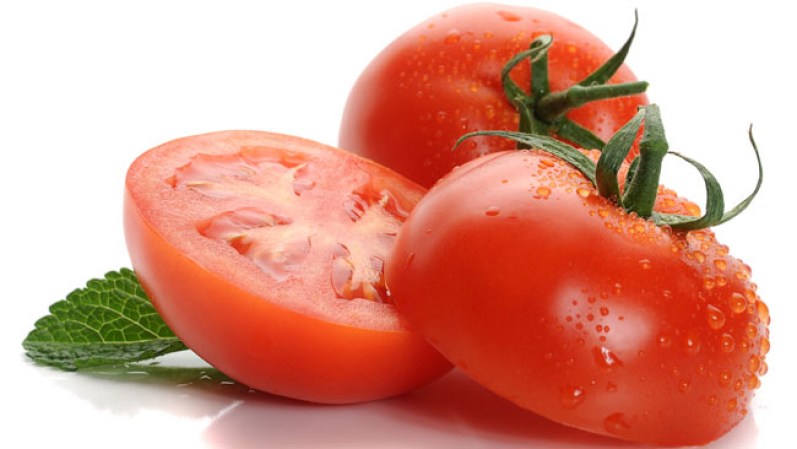 Tomate: contiene licopeno, que retrasa el envejecimiento celular.