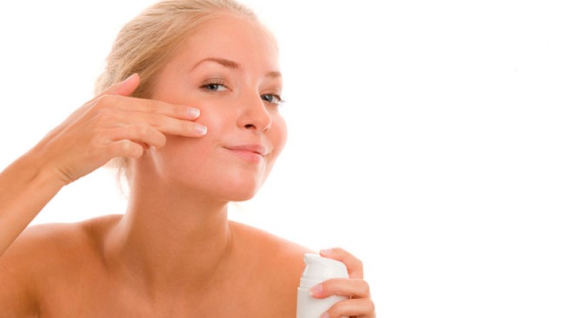 Tienes granos de acné: no los explotes. Redúcelos con cubos de hielo y sustancias antiacneicas, y cúbrelos con maquillaje. Trata este problema con soluciones específicas provistas por un dermatólogo.