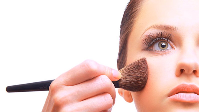 Demasiada base de maquillaje: si el exceso hace que se vea poco natural, cortajeada o empastada, suavízala con una esponja suave que remueva también el sobrante. En adelante, utiliza base de consistencia más suave y humectante.