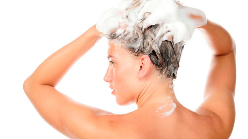 El cabello se ve grasoso: aplica shampoo seco o polvo para el cabello desde la raíz, y péinalo para que mejore suavemente el largo. Para evitarlo, usa con mayor frecuencia shampoo de limpieza profunda y para cabellos grasos.