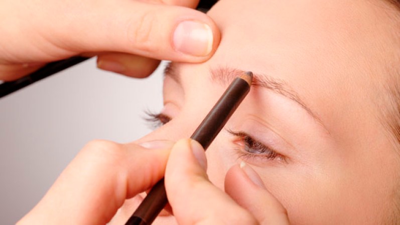 Te depilaste demasiado las cejas: rellénalas con pequeñas pinceladas de una sombra en un tono más claro que el color de tus cejas. Antes de volver a depilarlas, dibuja con delineador la forma correcta que deben tener, y deja que el vello crezca.