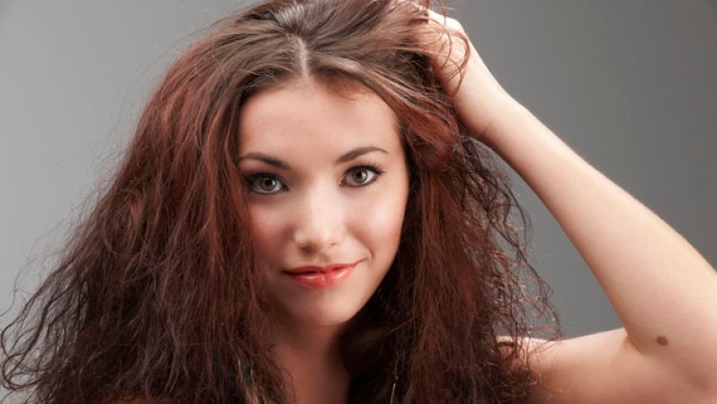 Tu cabello se eriza con la humedad: una suave pasada de loción para manos suavizará el efecto. En adelante, lávate con shampoo anti-frizz y alimenta las raíces con aceites específicos.