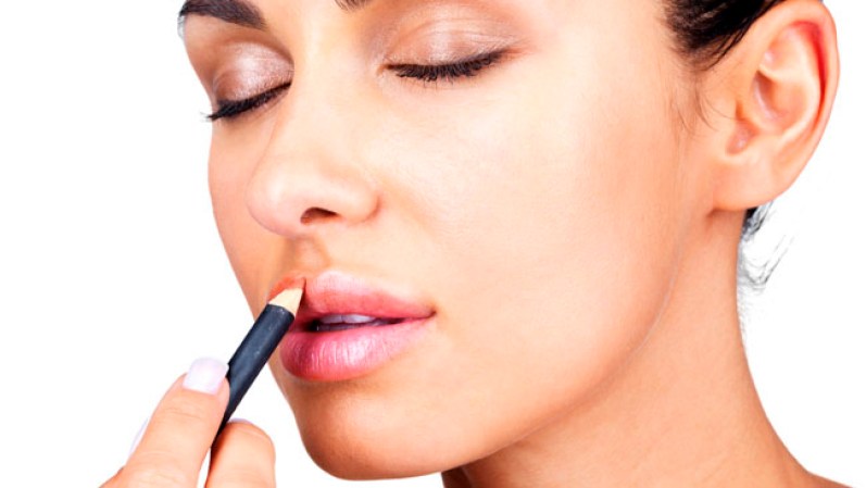 El labial se desvanece: delinea los labios con un lápiz del mismo color de la barra, y luego vuelve a rellenar. Para que no te pase otra vez, usa siempre delineador de labios.
