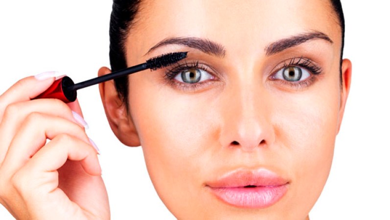 Te manchaste con la máscara o el delineador: límpialo con una toalla desmaquillante, un hisopo o una esponja. Cubre la piel bajo los ojos con base de maquillaje. Para evitar este inconveniente, cámbiate a una máscara o delineador a prueba de agua.