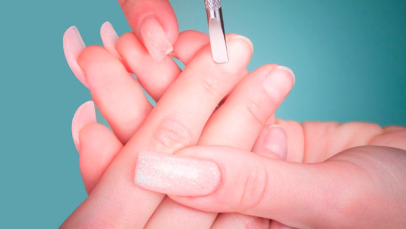 Se te parten o astillan las uñas: trata de mantener la pieza completa uniéndola con esmalte. Si esto es imposible, quita la parte astillada con el pulidor de la manicura casera. Para evitar que vuelva a sucederte, no uses lima (hace que se astillen más seguido), y trátalas con fortalecedores de uñas.