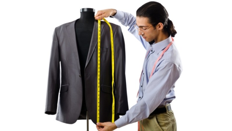 Chaqueta a medida. Resérvale un turno en una buena casa de moda. Que vaya y que le hagan una chaqueta tomándole las medidas. Quedará perfecta, como un guante en una mano.