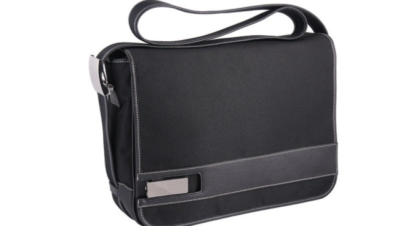 Un bolso de hombre. Mucho más trendy que el maletín de toda la vida, fácil de llevar e ideal para los viajes a la oficina.