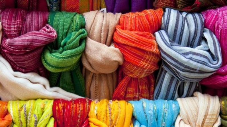 Fular de colores. Es una tendencia que los hombres usen fulares. Con una buena combinación de ropa, papá quedará como un Lord.