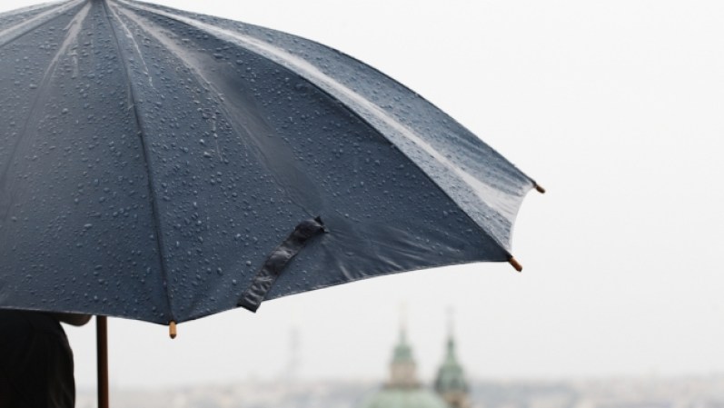 Paraguas elegante. Un paraguas de buena marca para que la lluvia no encuentre desprevenido a papá. Práctico y distinguido.