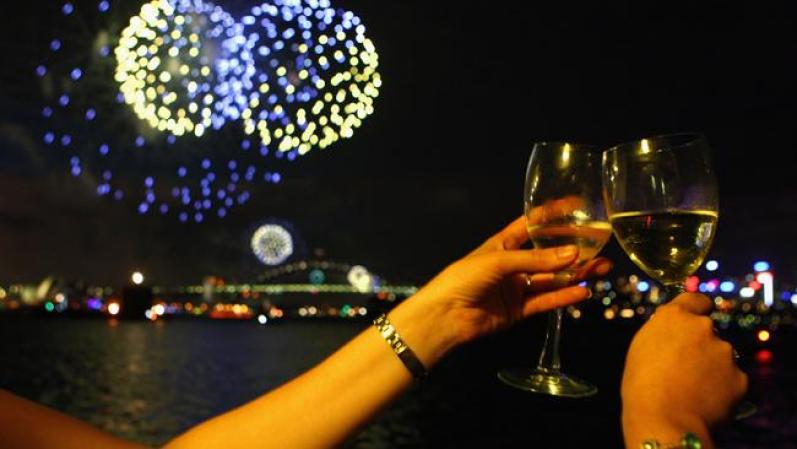 Si aún no has decidido dónde celebrarlo, elige tu fiesta, haz la reserva y recibe el año a pura diversión.
