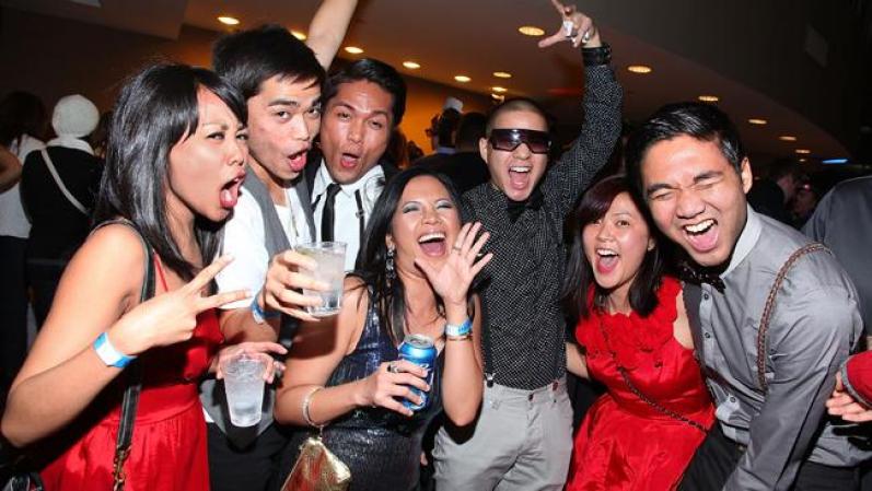 Un grupo de amigos festeja en la fiesta de Año Nuevo de 2012 en el AMC Empire 25 Theater, en New York City. ¿Cómo será tu fiesta?