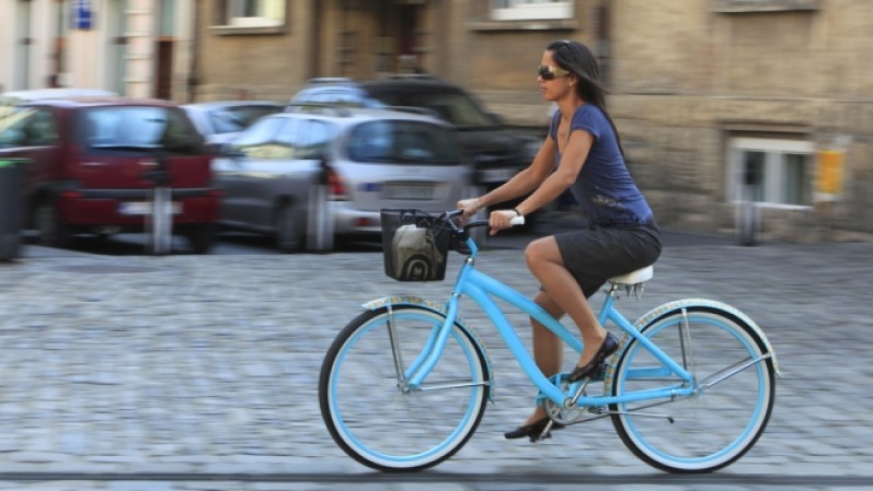 Ir a trabajar en bici. Si te lo permite tu ciudad, intenta ir a trabajar en bicicleta. Es una excelente manera de hacer ejercicio a diario.