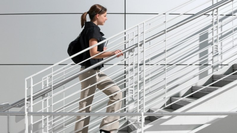 Sube todas las escaleras que puedas. Si haces esto es probable que hagas un excelente ejercicio diario sin necesidad de ir al gimnasio. Evita los ascensores y utiliza más a menudo las escaleras.