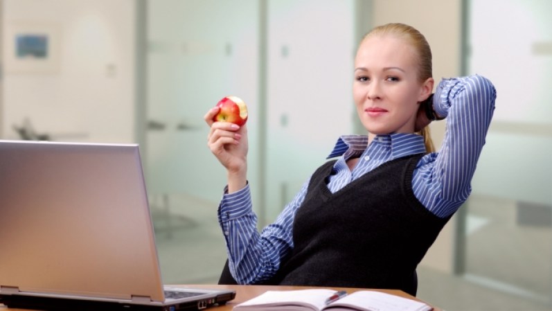 Come fruta entre horas. ¿Qué te quieres comer un snack? No lo dudes, pero que sea saludable. Llévate algunas frutas contigo al trabajo y acude a ellas cuando tengas hambre.