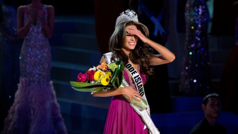Olivia Culpo estudia actualmente en la Universidad de Boston. En la foto: Emocionada ante una multitud que la aplaudía en el Planet Hollywood Resort & Casino Theatre for the Performing Arts, en Las Vegas.