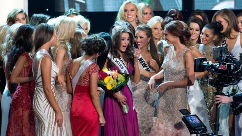 Olivia Culpo, Miss USA 2012 rodeada de todas sus compañeras.