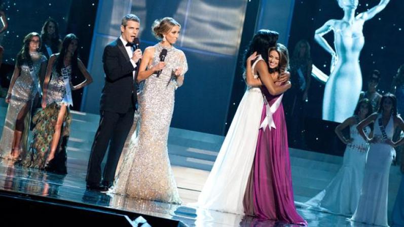 Miss Georgia, Jasmyn "Jazz" Alexandria Wilkins felicita a la ganadora, Olivia Culpo, la nueva reina.