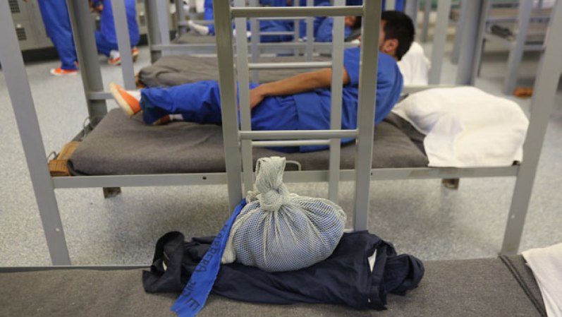 El proceso de deportación generalmente requiere que un juez de inmigración establezca dos factores: Determinar si expulsará o no al individuo de los Estados Unidos, y si el individuo cuenta con algún amparo legal para evitar la deportación.