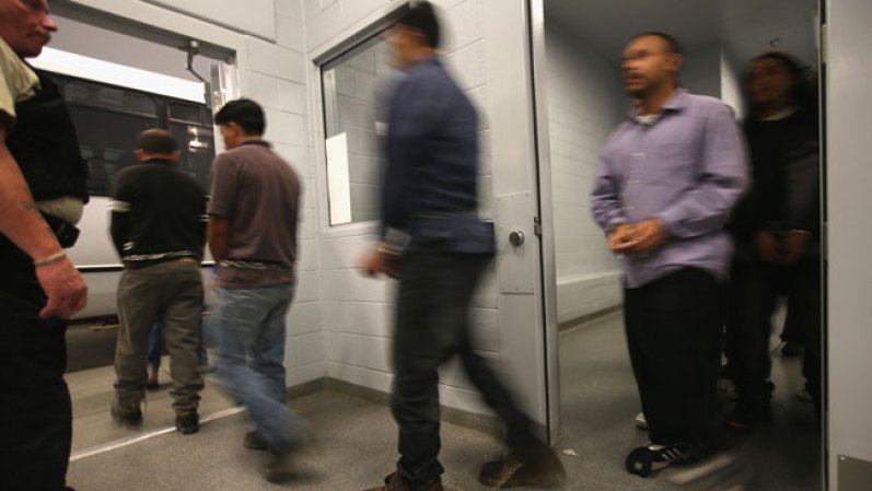 Mantener presos a los extranjeros para asegurarse que acudan a audiencias judiciales cuesta 141 dólares por noche, comparado con los 13 dólares que cuesta colocarles un brazalete electrónico en el tobillo y liberarlos.