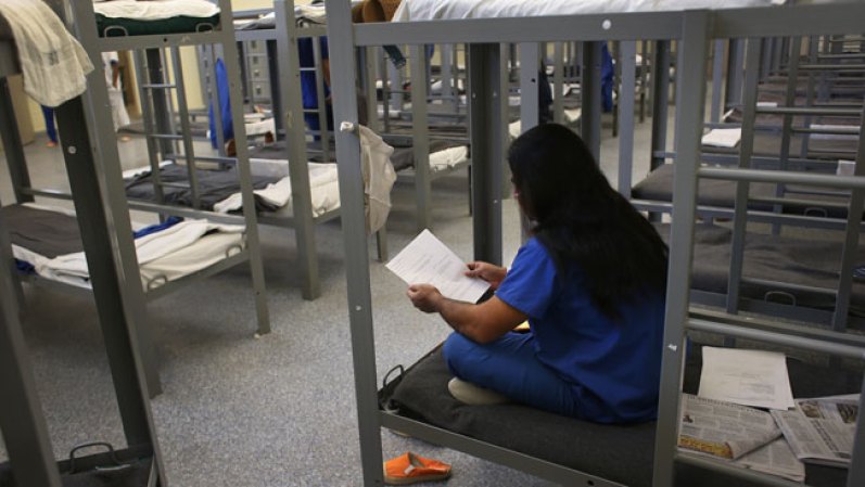 El extranjero hace una petición al juez para reducir o eliminar la fianza establecida por el DHS.