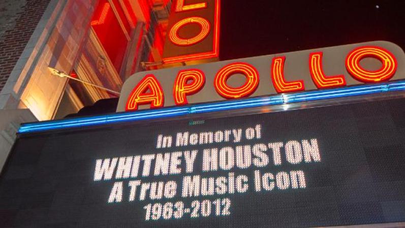 Precisamente, el emblemático Apollo, ubicado en la zona de Harlem, en la Gran Manzana, le rindió tributo también a la diva escribiendo sus condolencias en su marquesina.