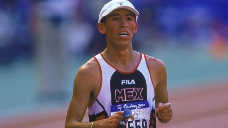 Hernández ganó la medalla de plata en los Juegos Olímpicos de Sidney 2000.