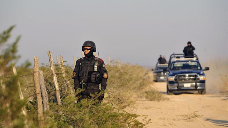 Militares y policías patrullan área donde fueron hallados los cadáveres.