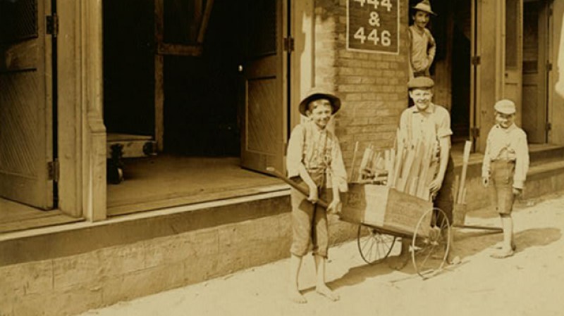 Tres hermanos haciendo trabajos en las calles de Chicago.