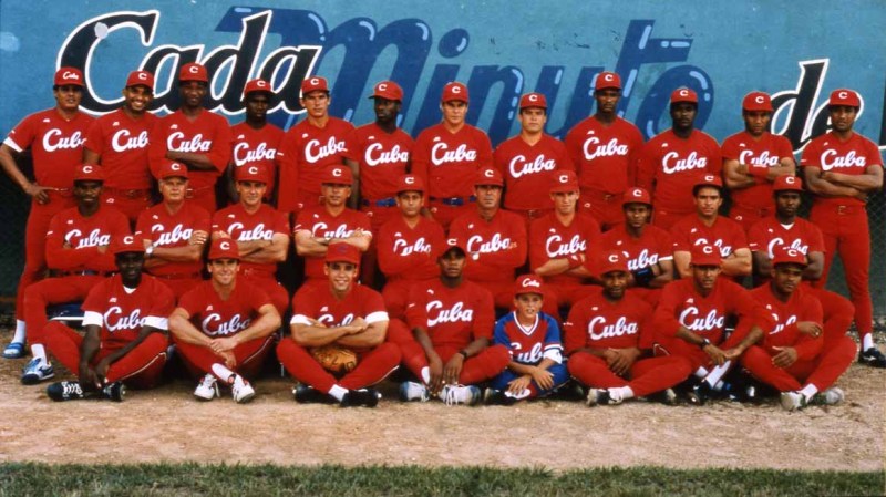 Selección nacional en los años 90. Además del mayor jonronero de la historia en Cuba, Orestes Kindelán (2do de izquierda a derecha última fila), presentó en sus fila a tres lanzadores que luego lanzarían en Grandes Ligas. Rolando Arrojo (5to de izquierda a derecha última fila), Osvaldo Fernándesz (7mo de izquierda a derecha última fila) y Orlando "El Duque" Hernández (4to de izquierda a derecha primera fila)