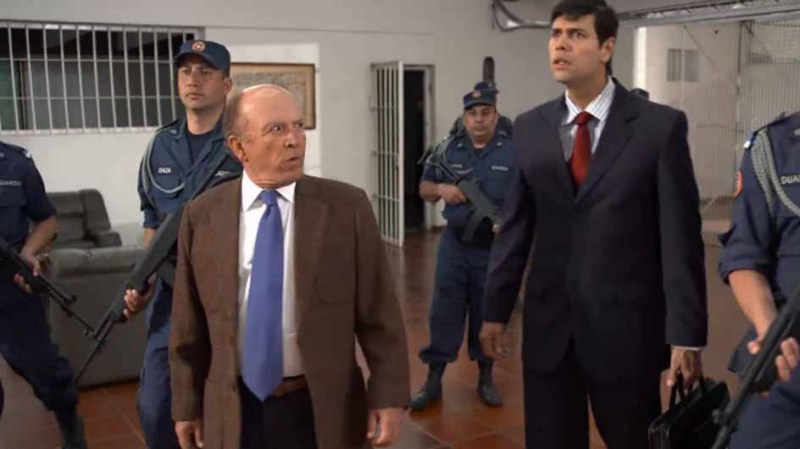 Bajo órdenes del presidente Gaviria, el viceministro de justicia (derecha) y el director nacional de prisiones (izquierda) llegan hasta La Catedral para supervisar el traslado de Escobar a una guarnición militar.