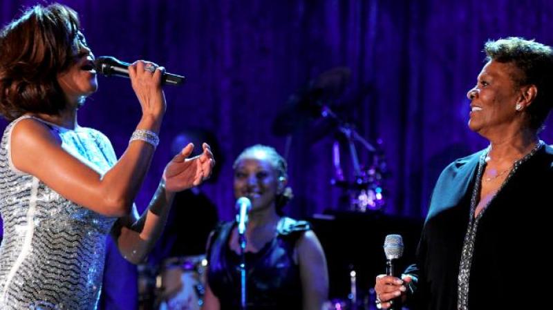 Whitney y Dionne Warrick se presentaron juntas en el 2011, en una de las galas previas a la entrega del Grammy.